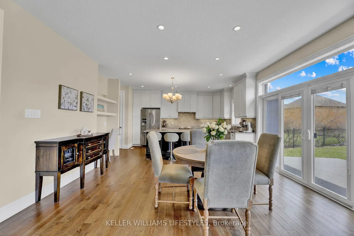 2348 Meadowlands Way photo 3