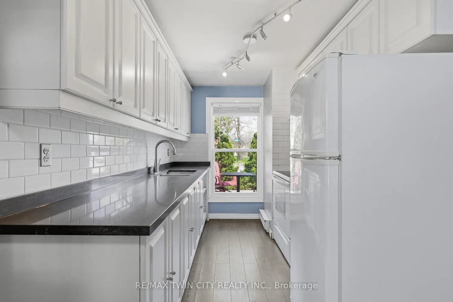 519 Pinetree Crescent photo 5