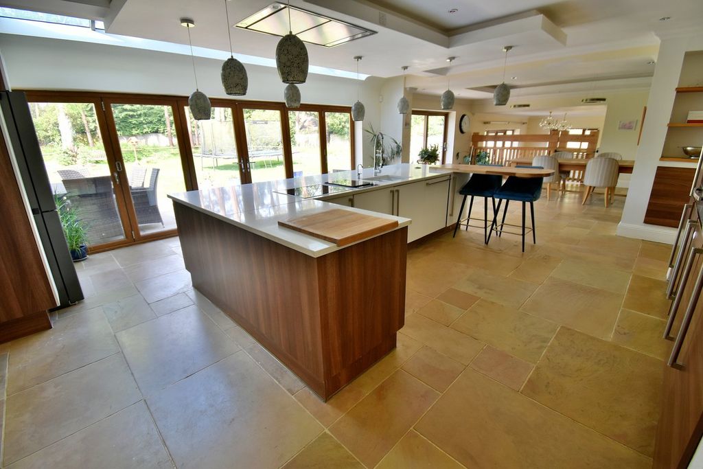 5 bed detached house for saleFerndown BH22 photo 4