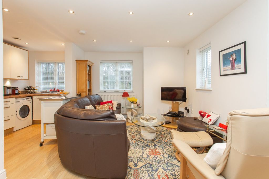 2 bed flat for saleLakeside Avenue, Faversham, Kent ME13 photo 2