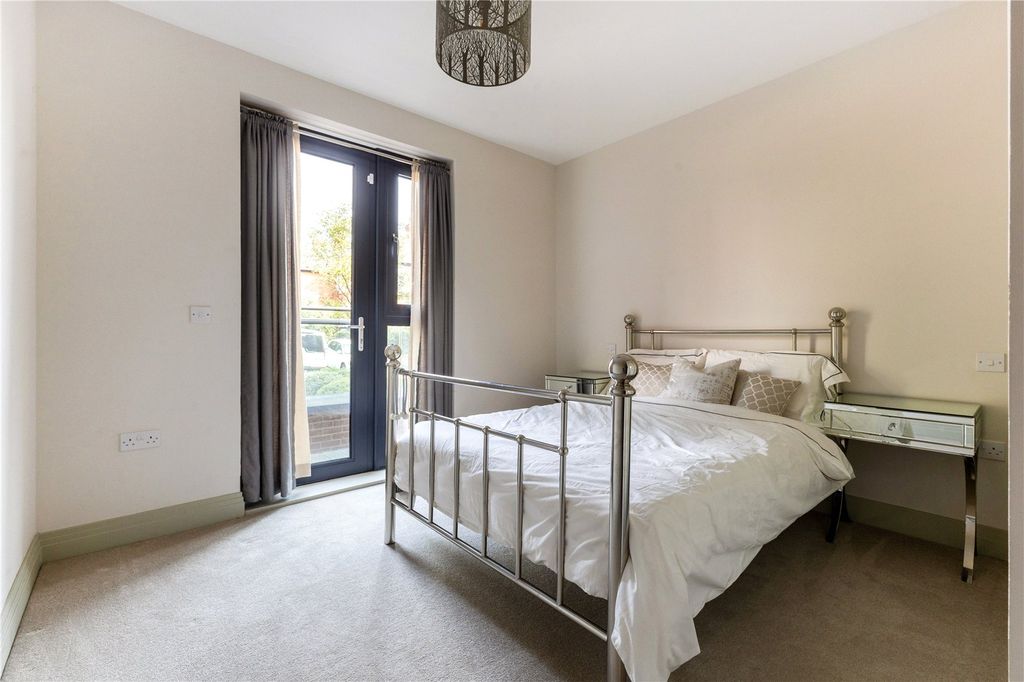 2 bed flat for saleDenzil Road, Guildford, Surrey GU2 photo 5