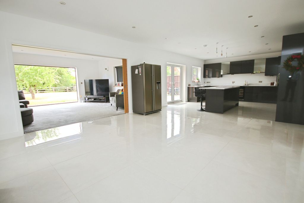 4 bed detached house for salePadmoor Lane, Upton DN21 photo 2
