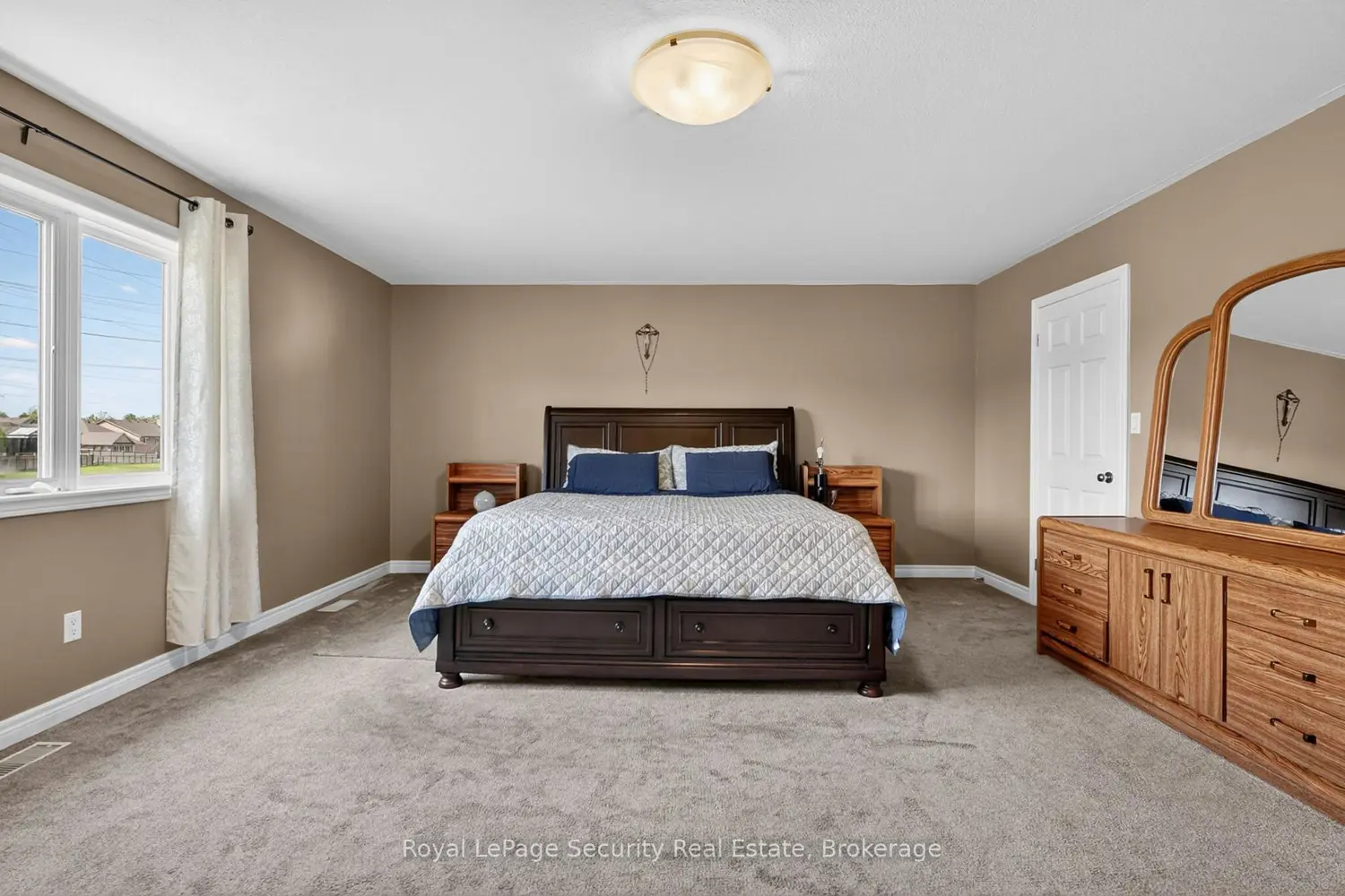 37 Fredonia Crescent photo 2