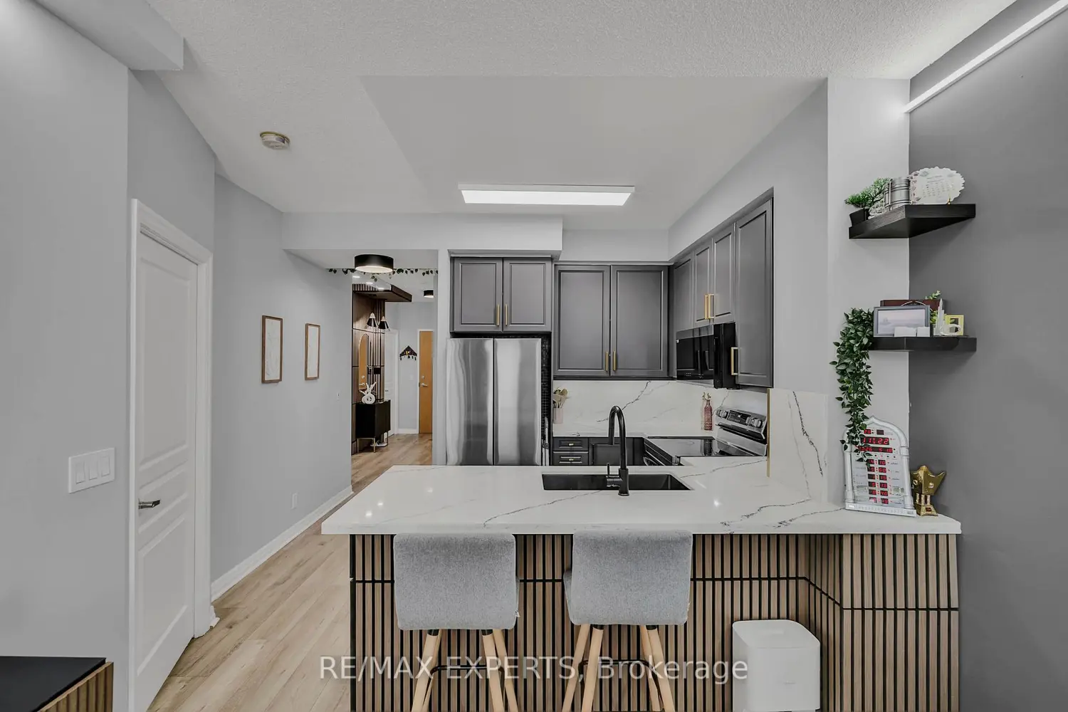 220 Burnhamthorpe Road 401