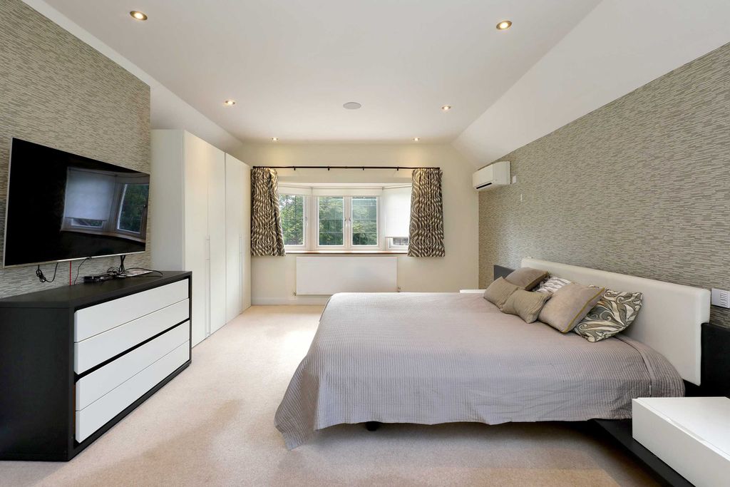 Additional image 16 of 7 bed detached house for sale15 Vicarage Way, Gerrards Cross SL9