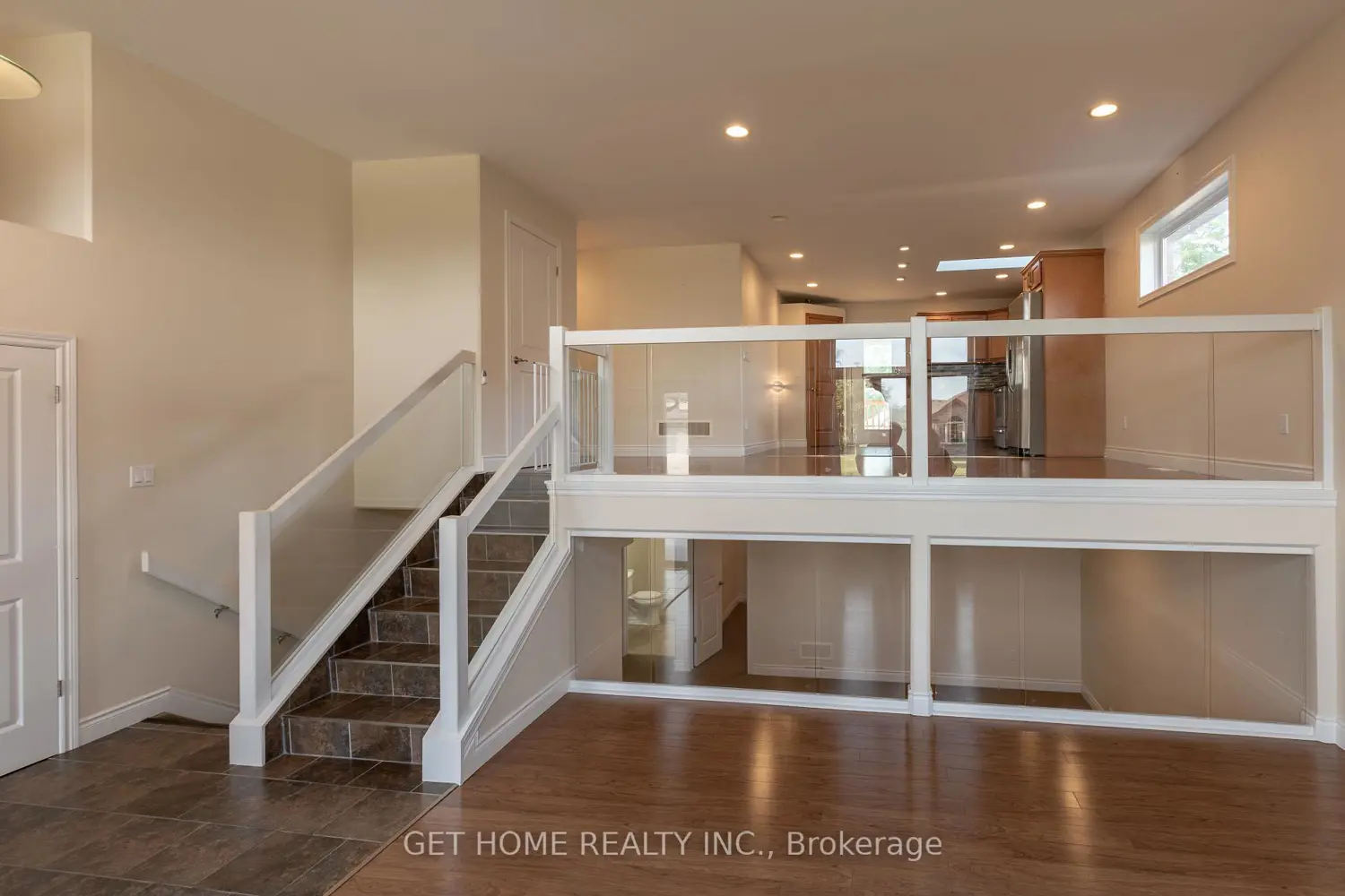 1364 Matthews Crescent photo 3