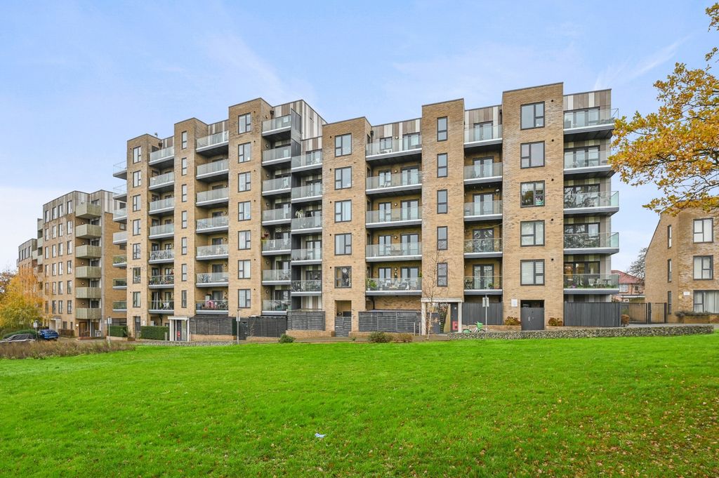 2 bed flat for saleGoshawk Court, Ridding Lane, Greenford UB6