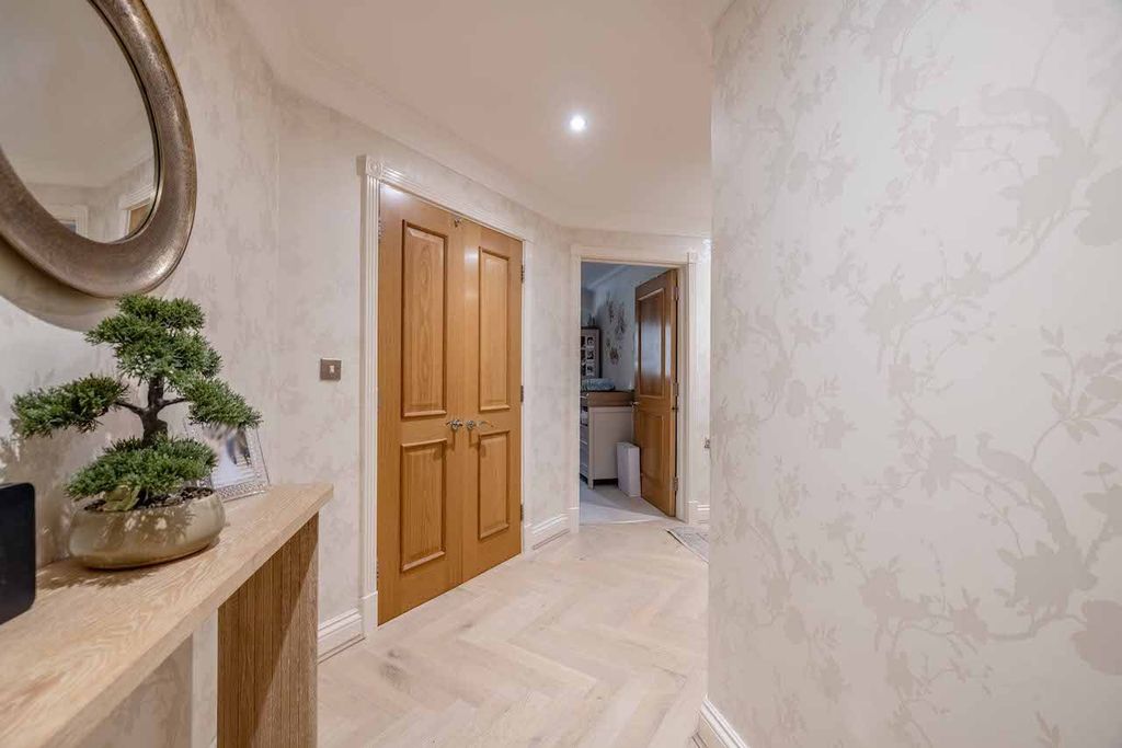 Additional image 9 of 2 bed flat for salePackhorse Road, Gerrards Cross SL9