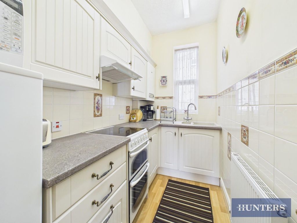 1 bed flat for saleThe Crescent, Filey YO14 photo 3