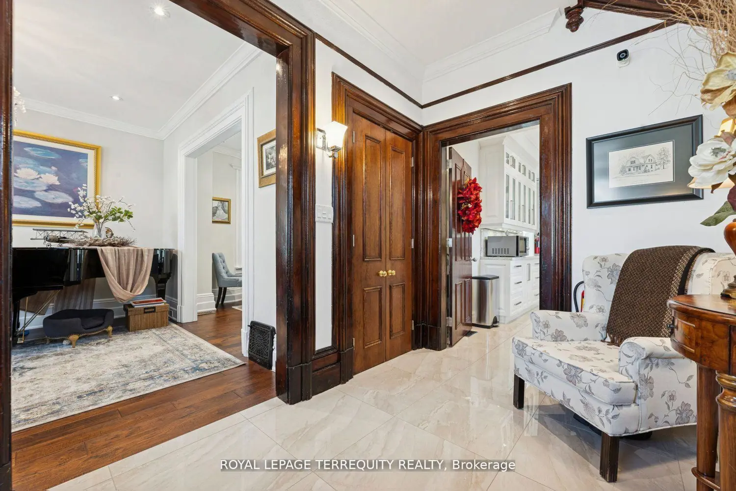 567 Kingston Road photo 3