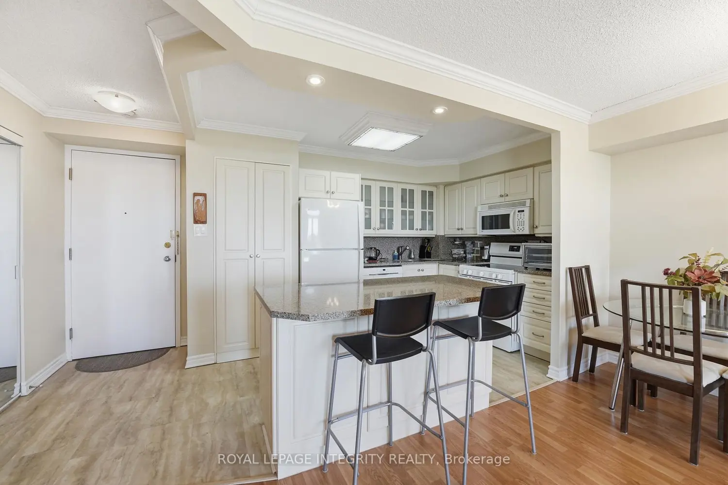 1025 Grenon Avenue 608 photo 3