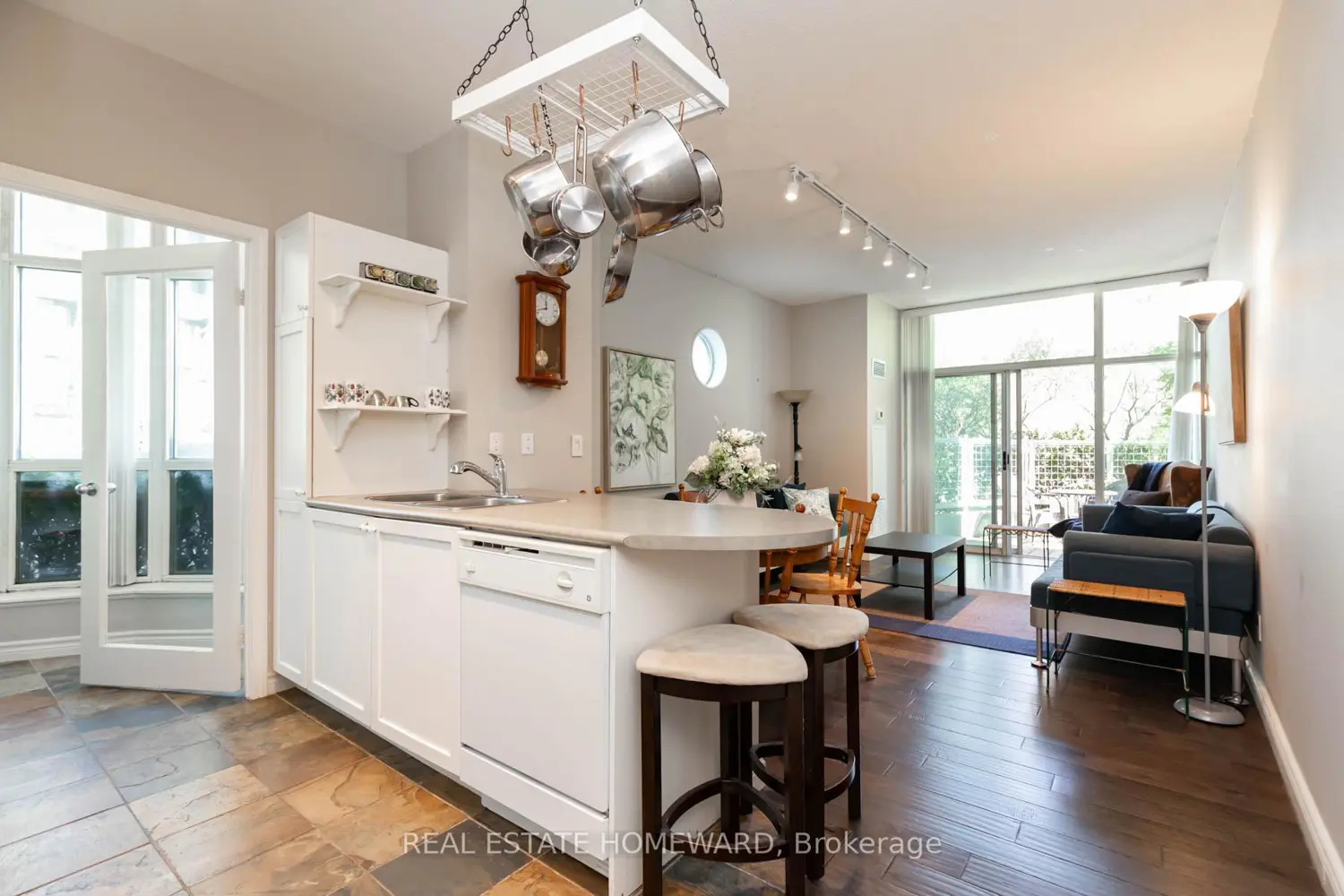 Additional image 2 of 600 Queens Quay 101