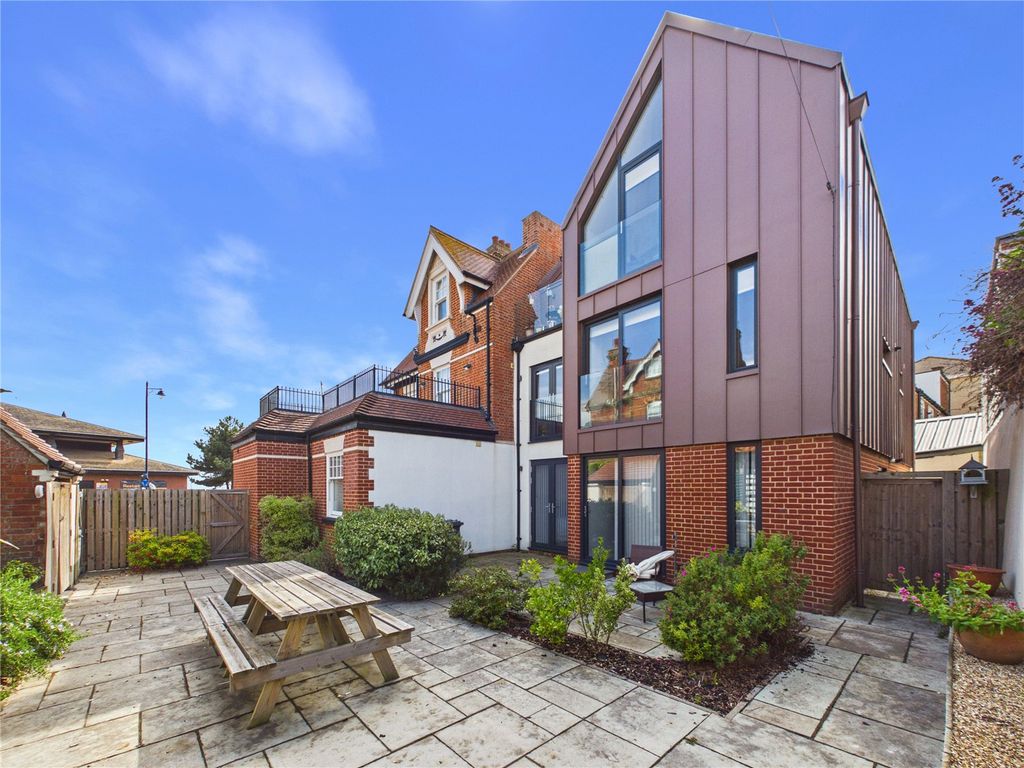 Additional image 12 of 2 bed flat for saleUndercliff Road West, Felixstowe, Suffolk IP11