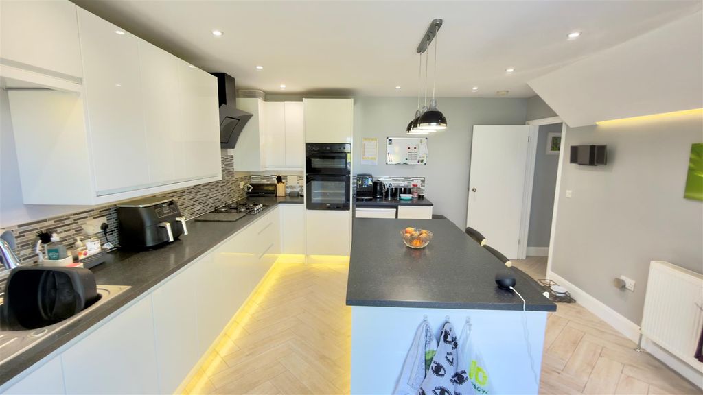 Additional image 3 of 5 bed chalet for saleFreshwater Bay, Isle Of Wight PO40