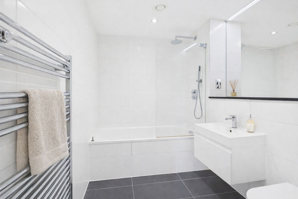 Additional image 5 of 2 bed flat for saleStation Road, Gerrards Cross, Buckinghamshire SL9