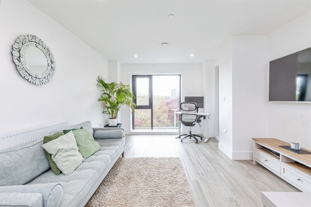 Additional image 2 of 1 bed flat for saleWhiffens Avenue, Chatham ME4