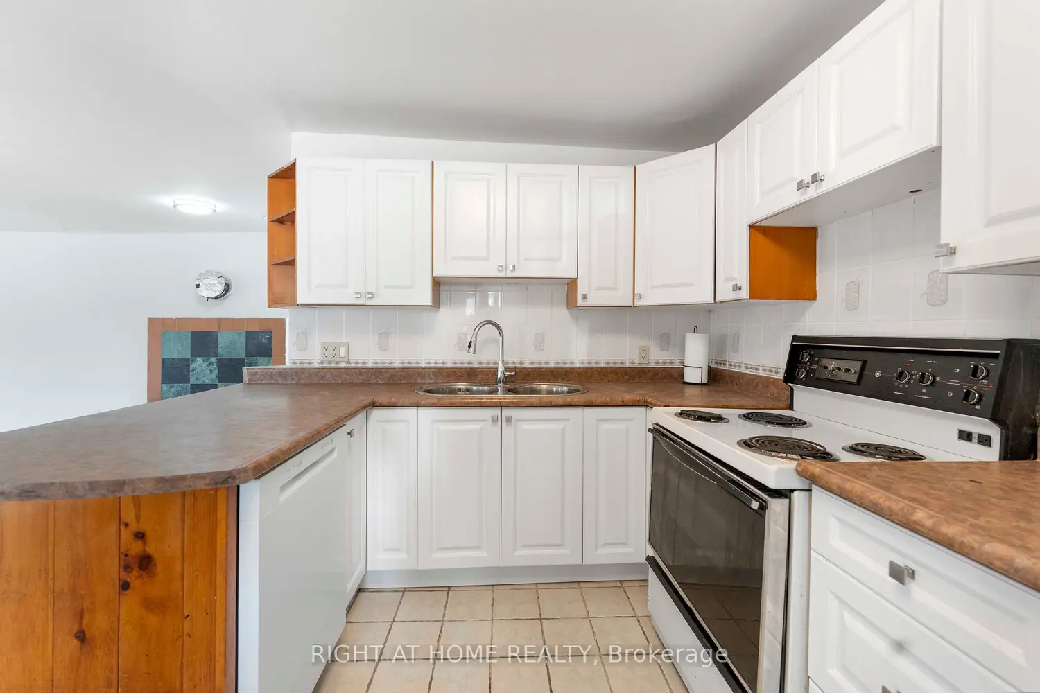260 Beach Road photo 5