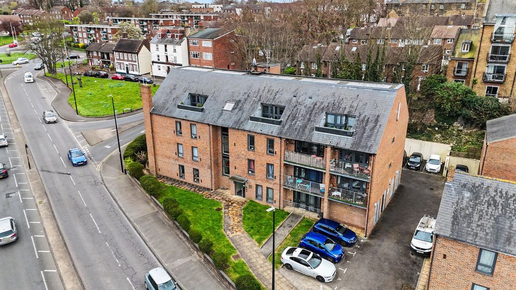 2 bed flat for saleDock Road, Chatham ME4