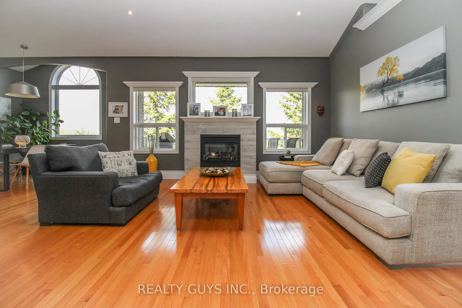407 Carriage Lane photo 5