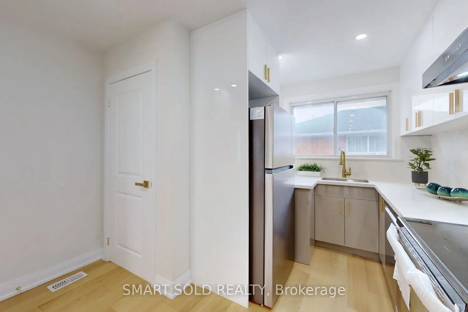 439 Fernleigh Circle photo 5