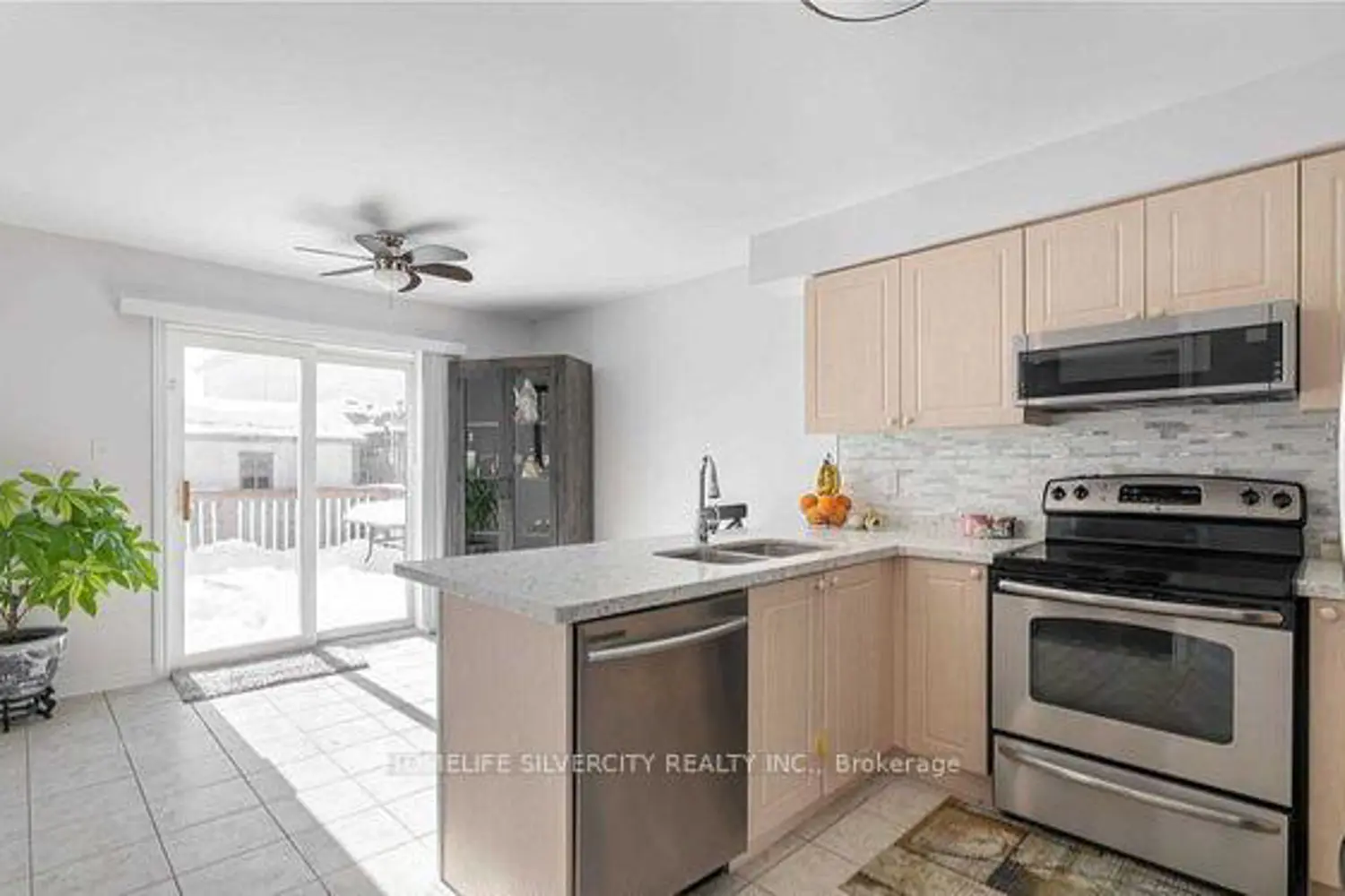 680 Langlaw Drive photo 4
