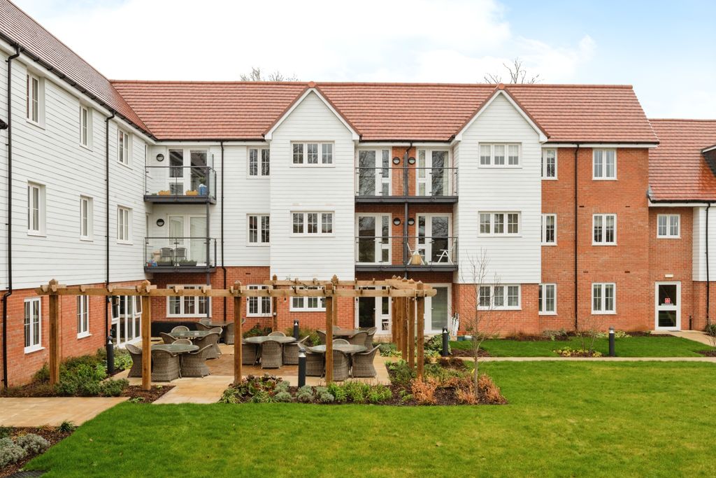2 bed flat for saleWeavers House, Highgate Hill, Hawkhurst, Cranbrook TN18 photo 2