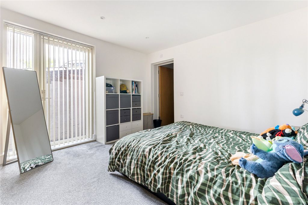 2 bed flat for saleSydenham Road, Guildford, Surrey GU1 photo 3