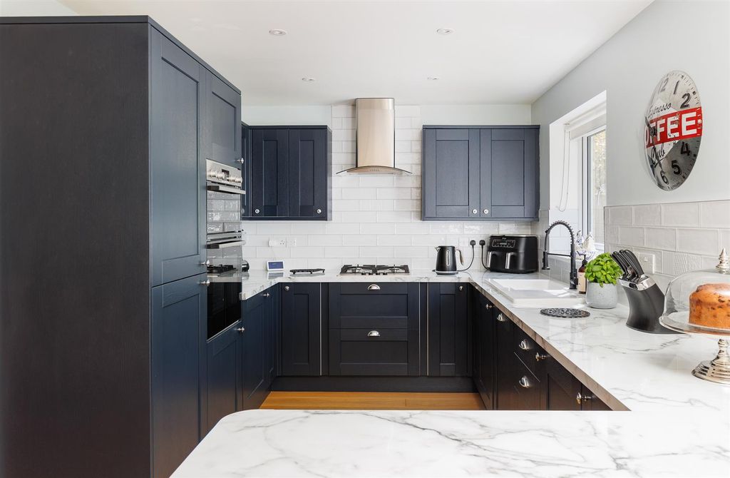 Additional image 11 of 5 bed detached house for saleHooke Close, Freshwater PO40