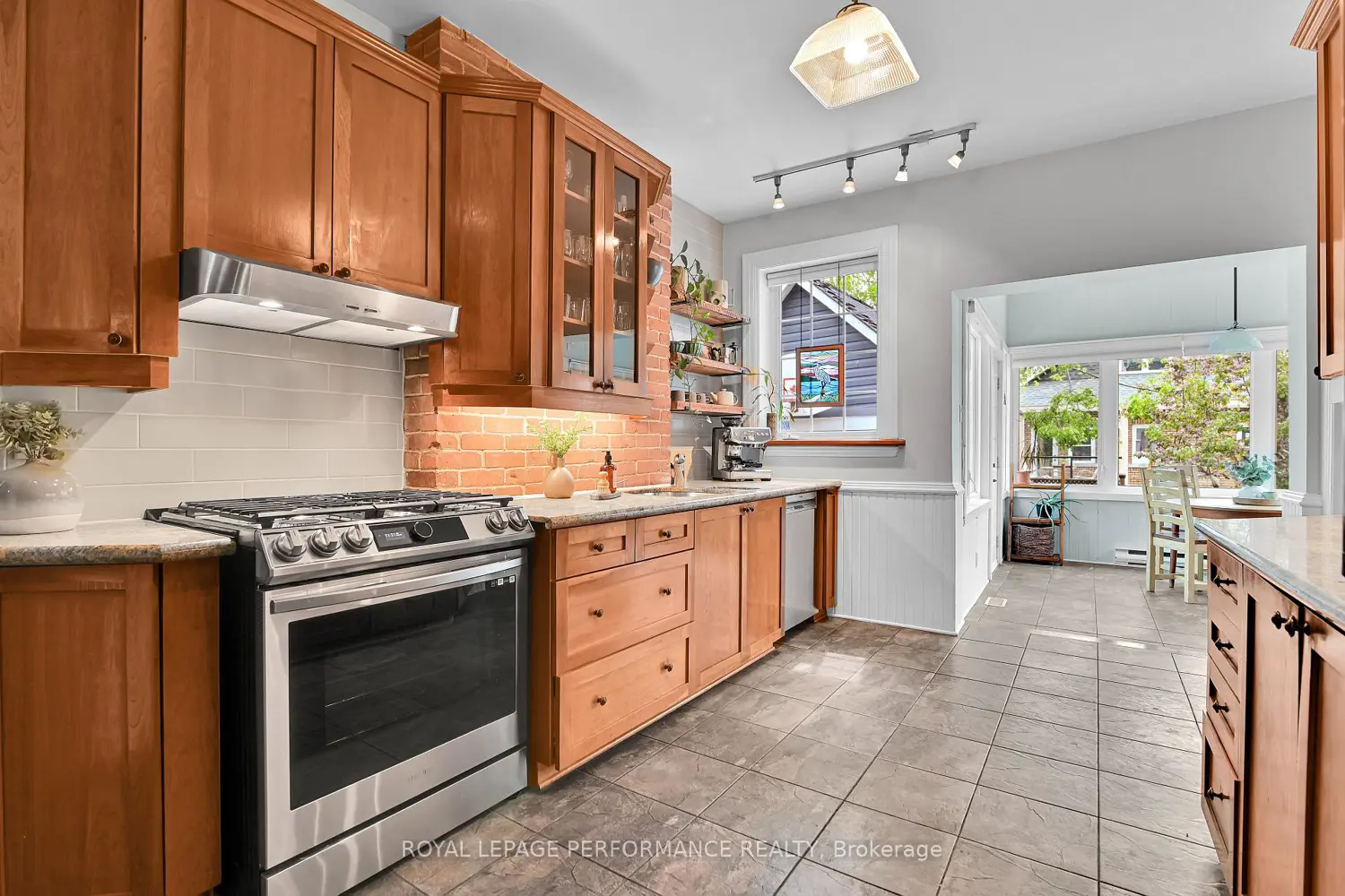 16 Ossington Avenue photo 2