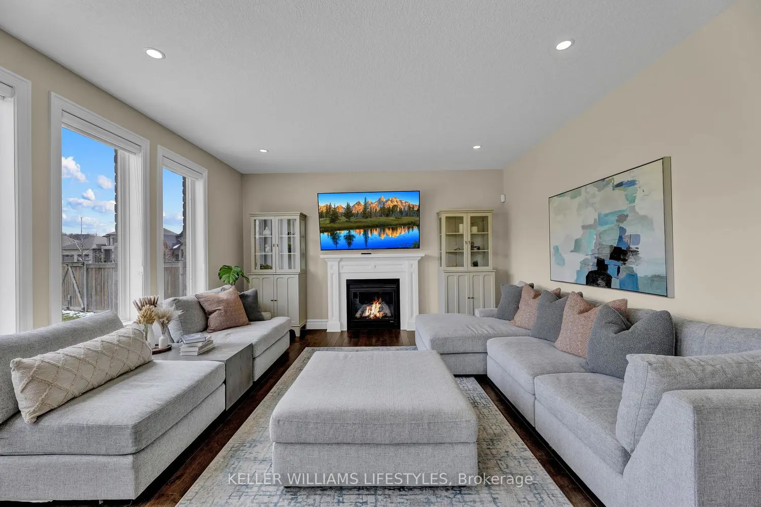 2348 Meadowlands Way photo 2