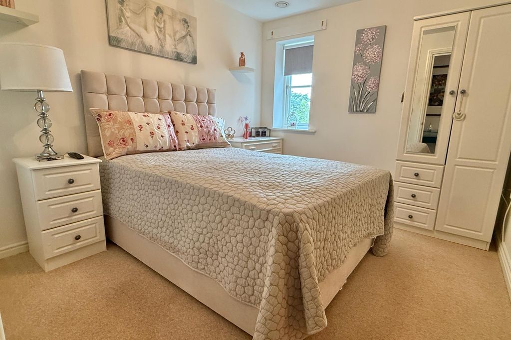 2 bed flat for saleCornmantle Court, 2 Parsonage Barn Lane BH24 photo 4