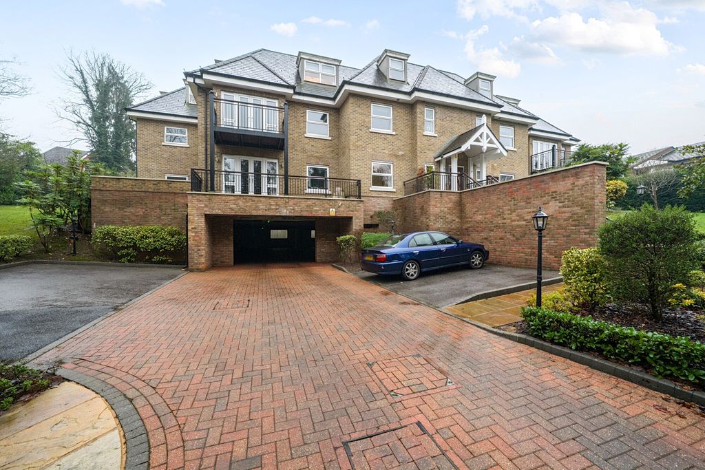 2 bed flat for saleSouth Park, Gerrards Cross, Buckinghamshire SL9