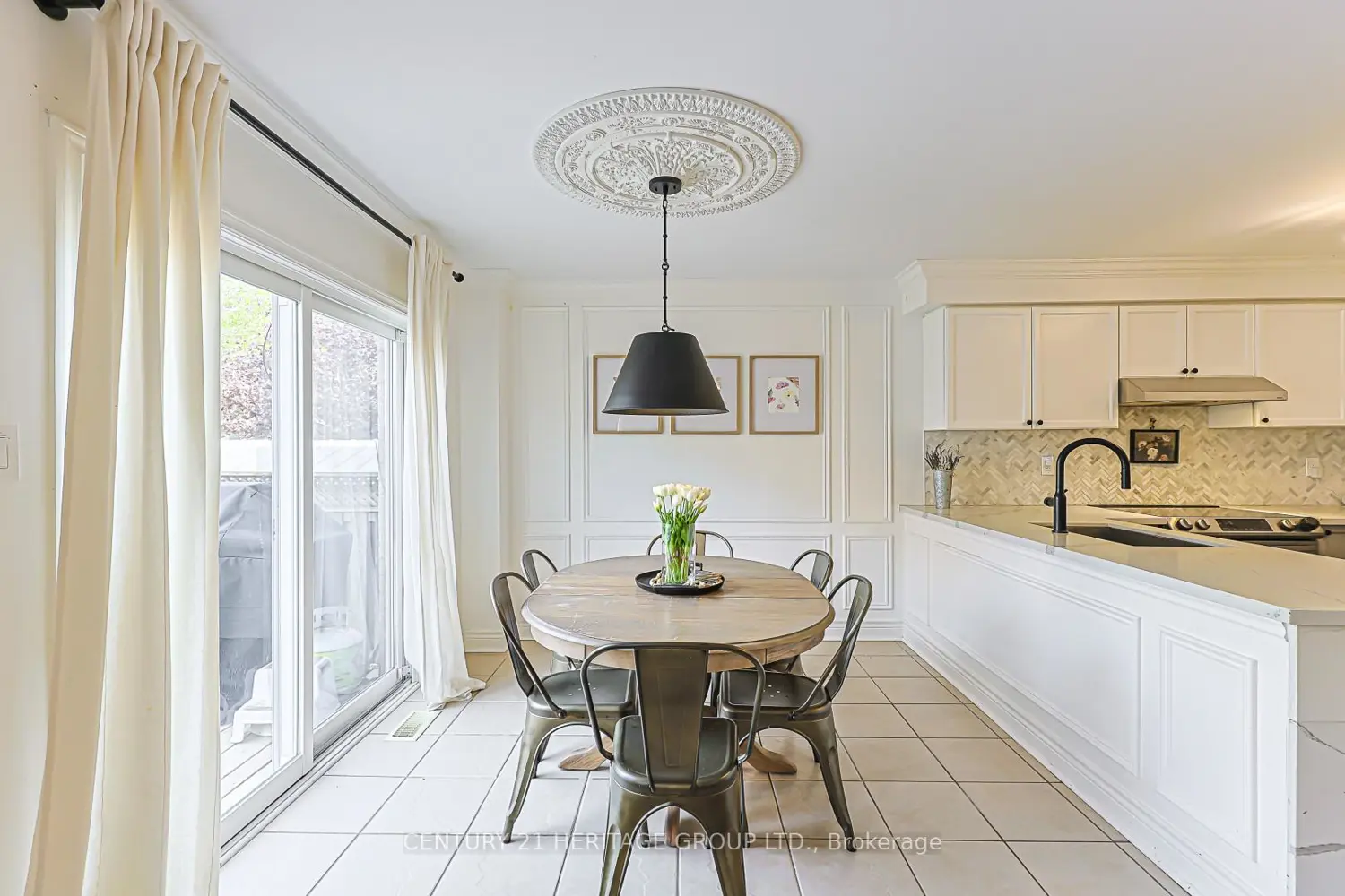 Additional image 4 of 996 Oaktree Crescent