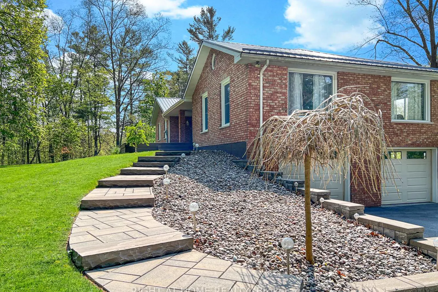 919 Jamieson Road photo 2