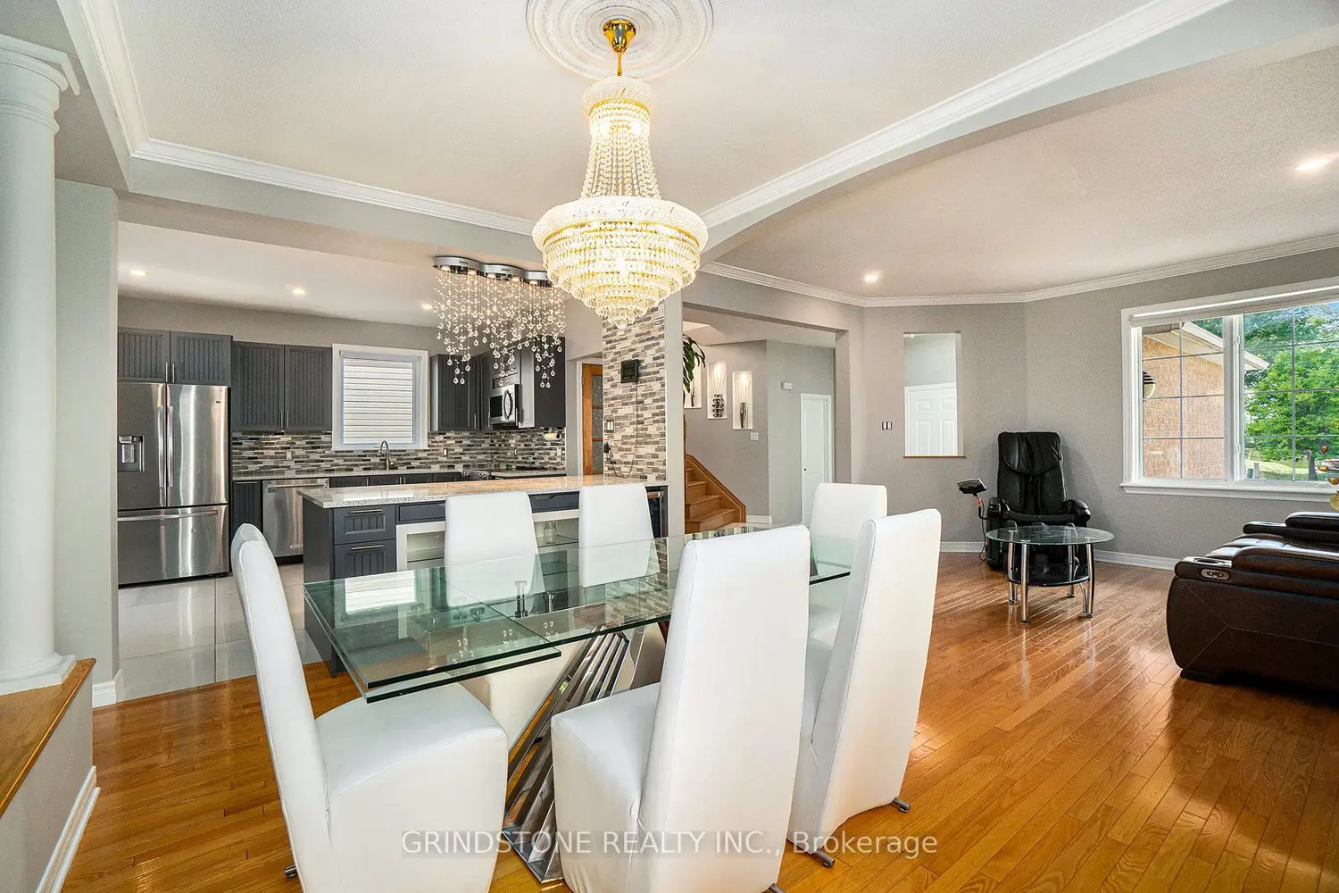 95 Evanshen Crescent photo 4