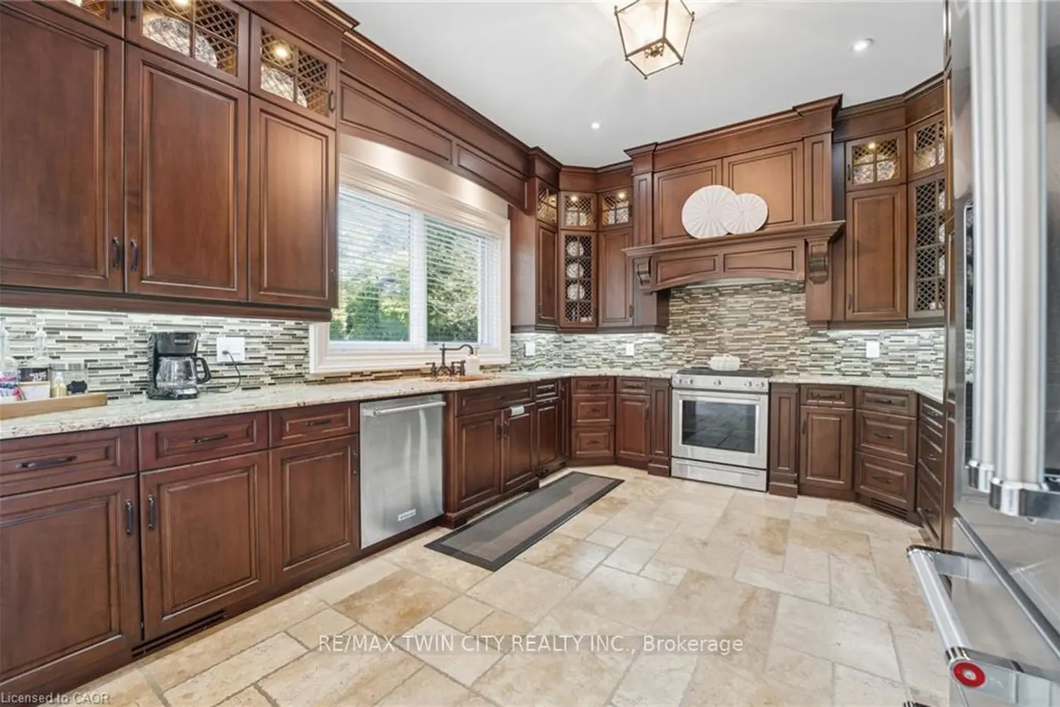 Additional image 10 of 855 Avenue Road
