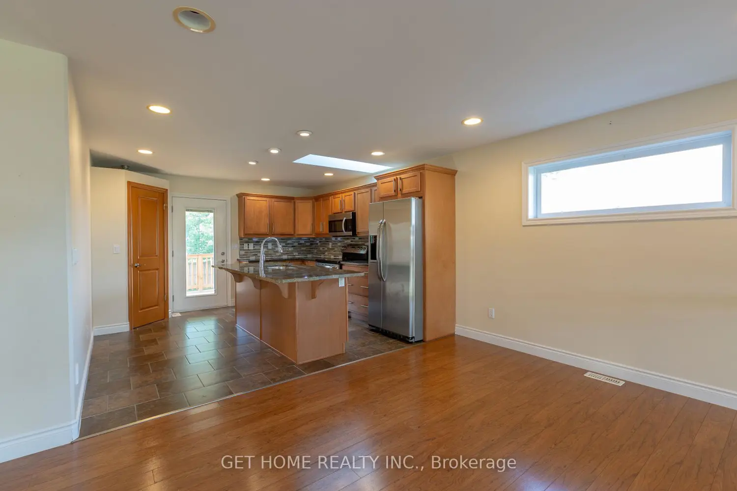 1364 Matthews Crescent photo 5