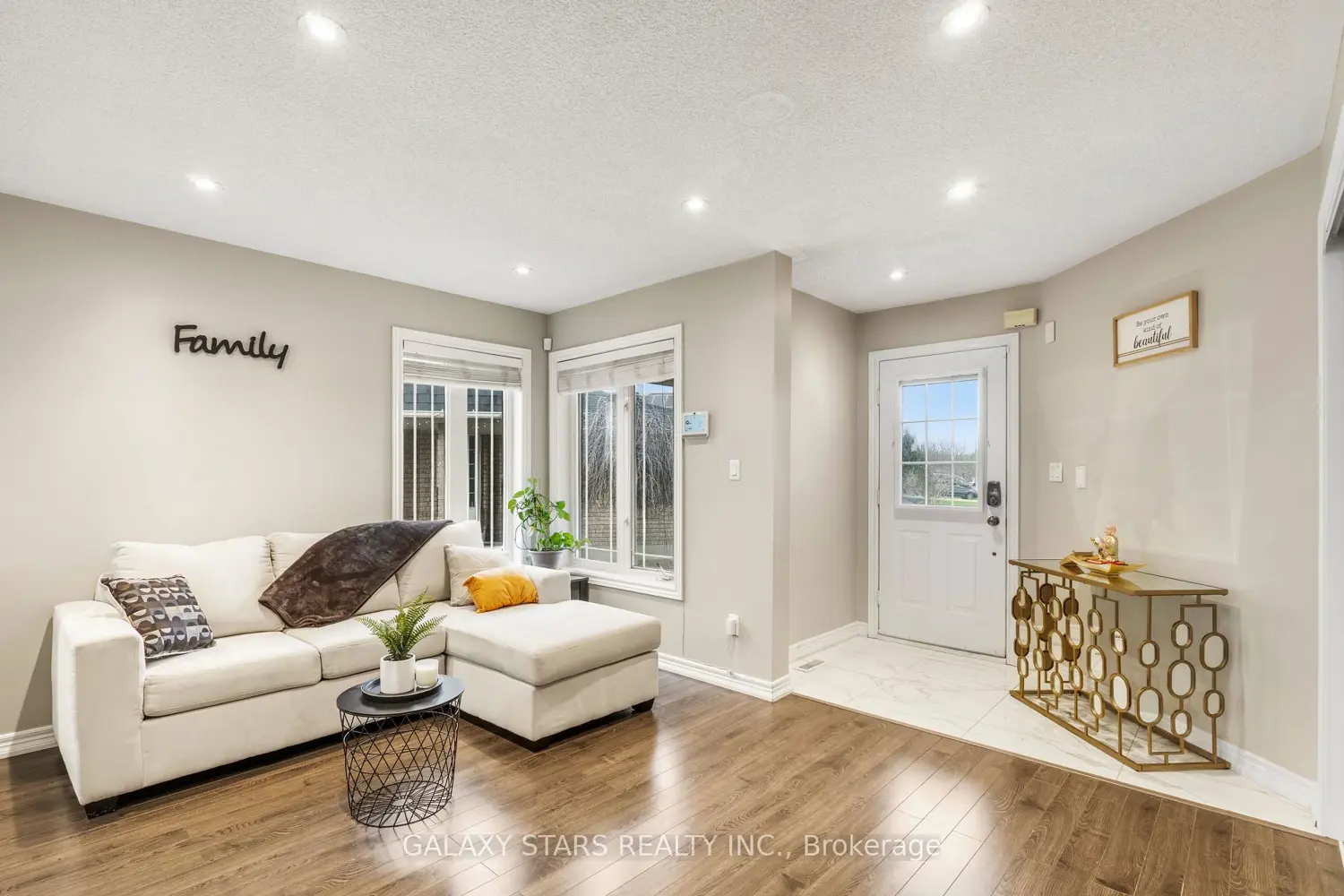 124 Amberview Drive photo 4
