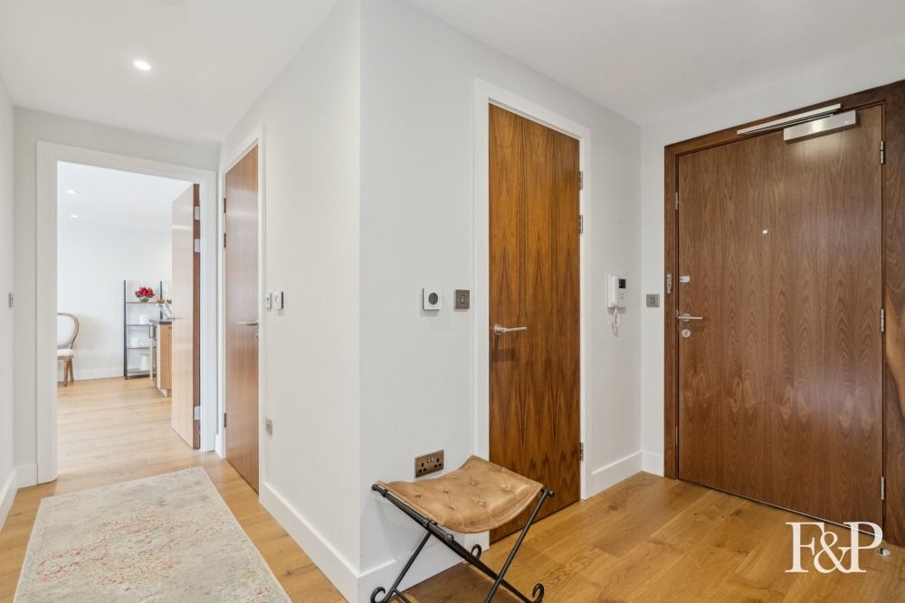 Additional image 4 of 2 bed flat for saleStation Road, Gerrards Cross SL9