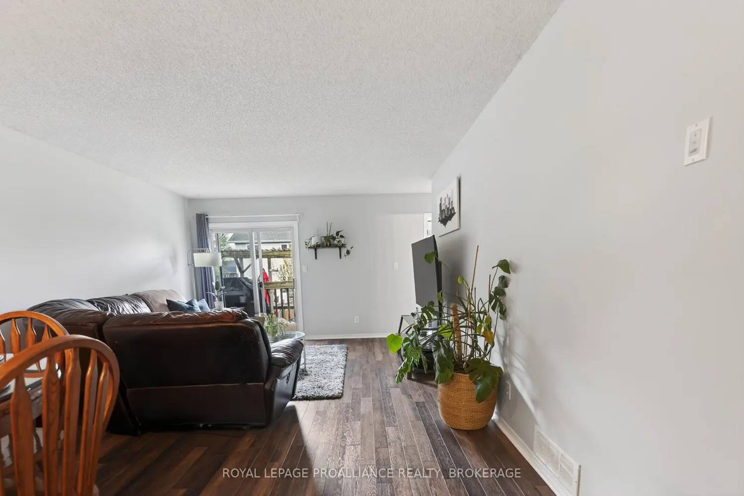 459 Maureen Street photo 4