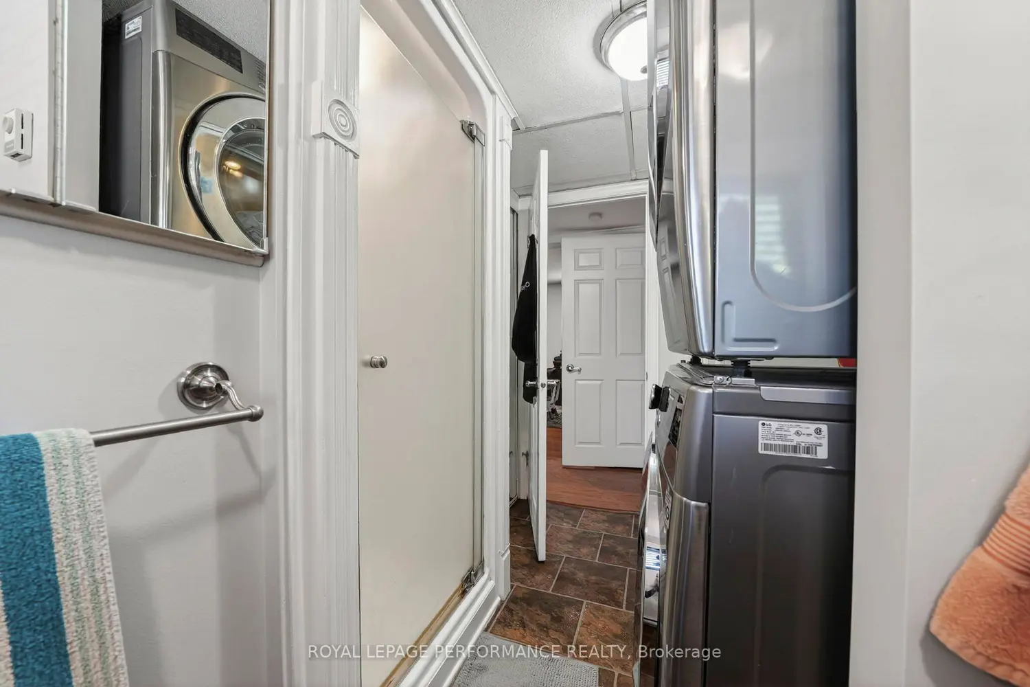 1321 Lochiel Street photo 5