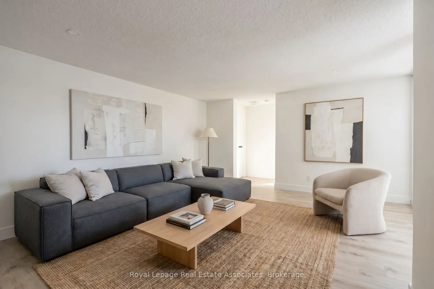 3695 Kaneff Crescent 1602 photo 2