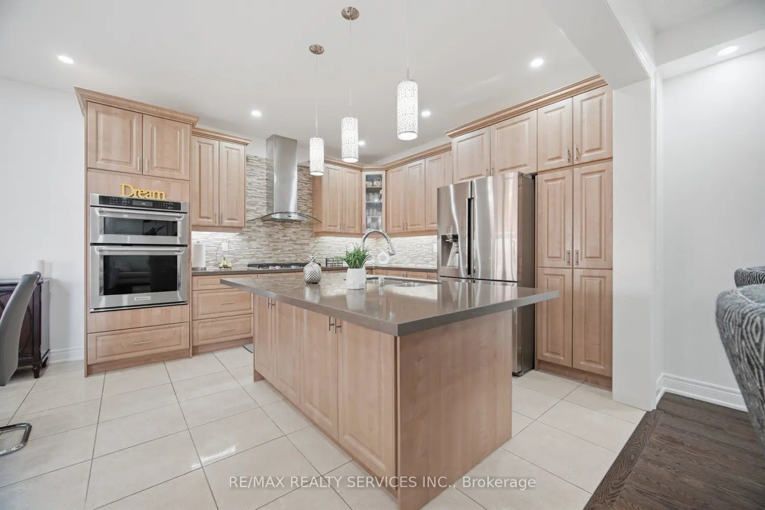 38 Blackberry Valley Crescent photo 3