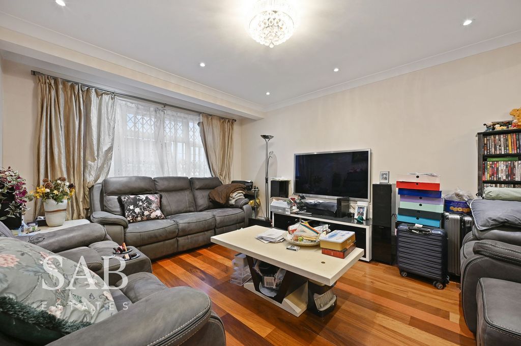4 bed semi-detached house for saleChinnor Crescent, Greenford UB6 photo 2