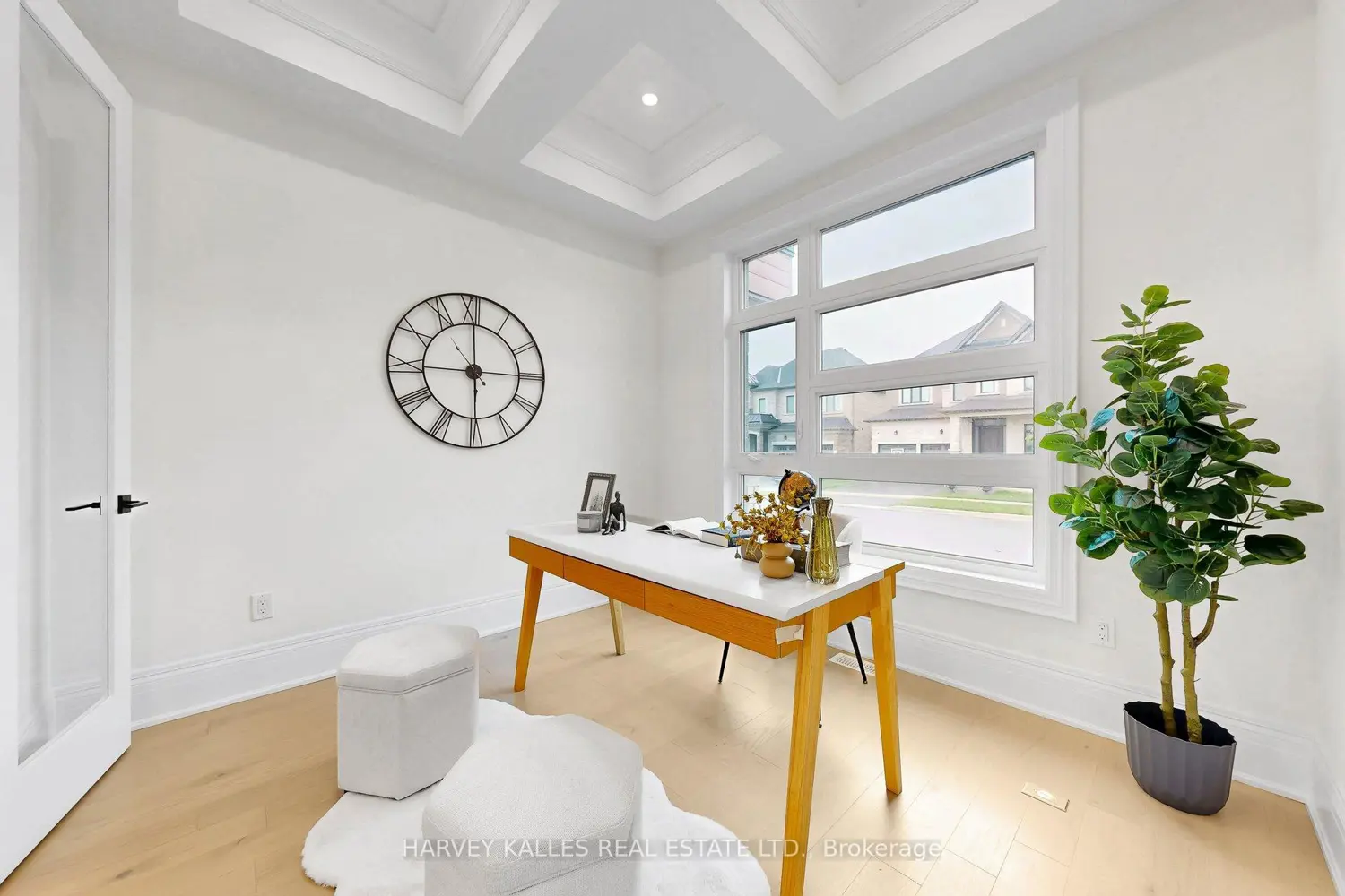 107 Winthrop Crescent photo 5