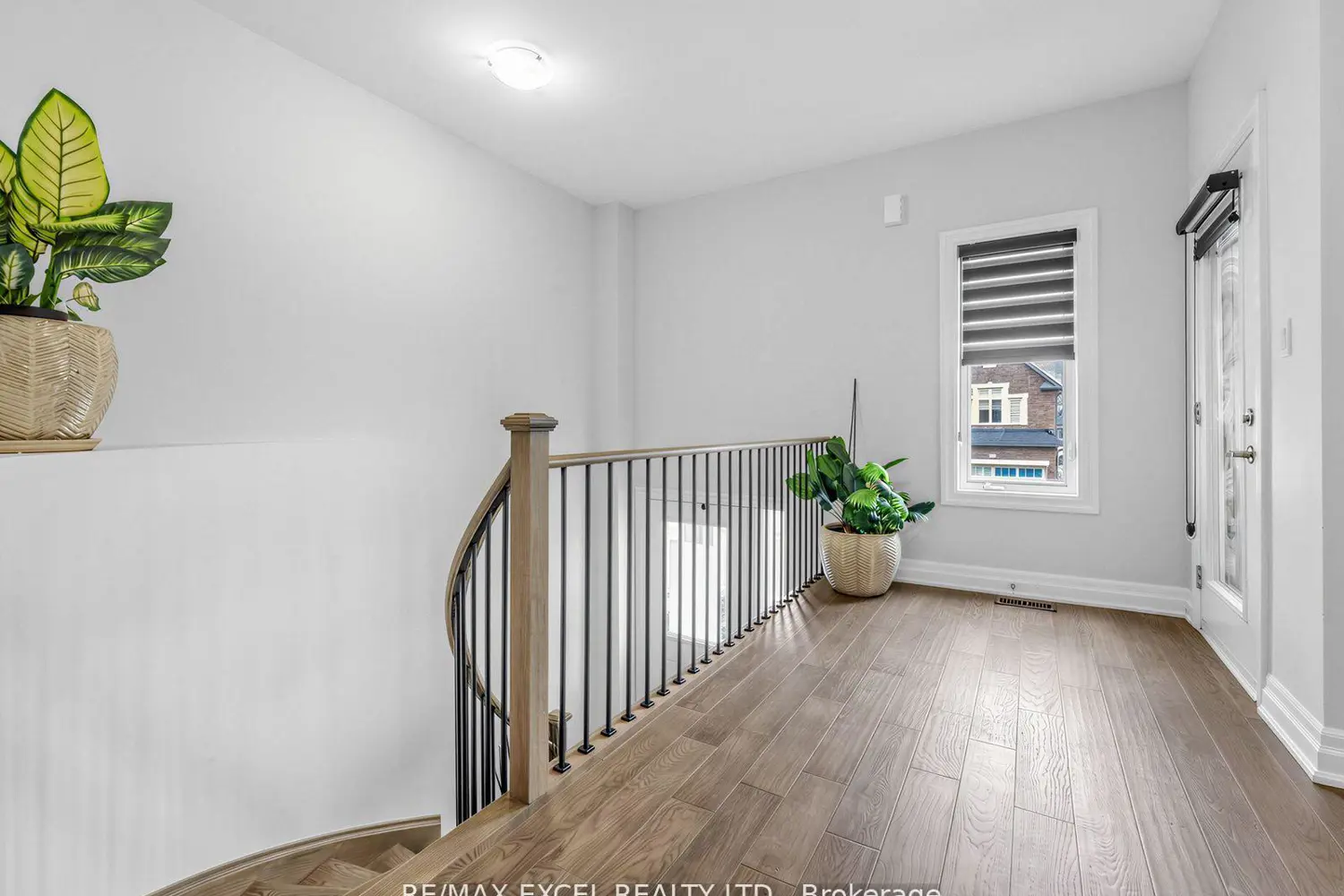1454 Stovell Crescent photo 3