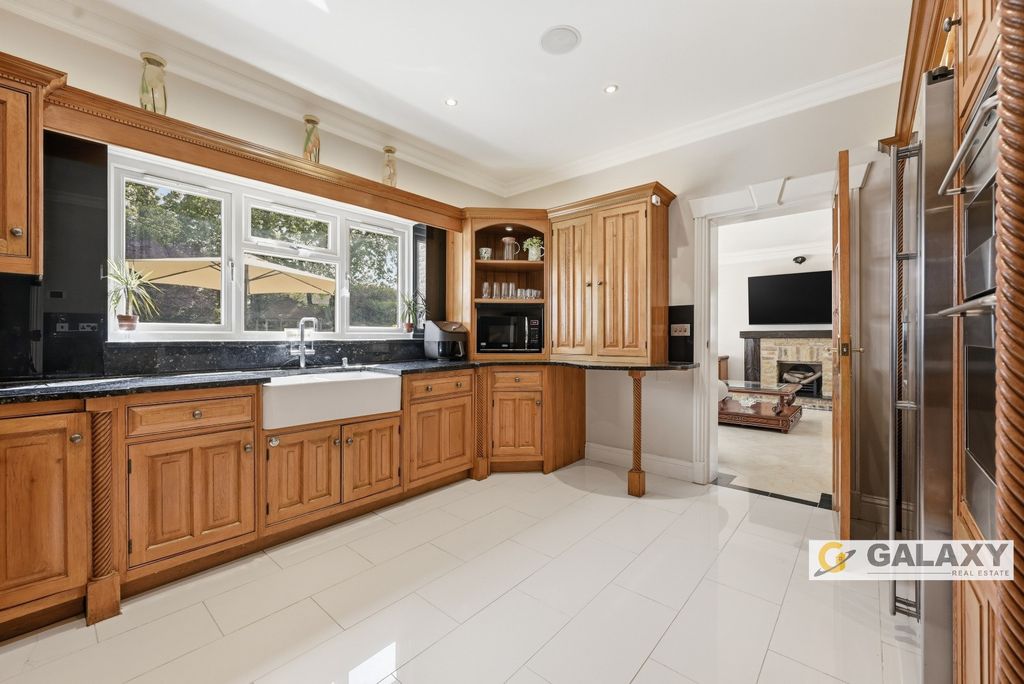 Additional image 7 of 7 bed detached house for saleCamp Road, Gerrards Cross SL9