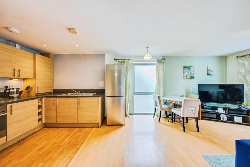 2 bed flat for saleDulcie Close, Greenhithe DA9 photo 5
