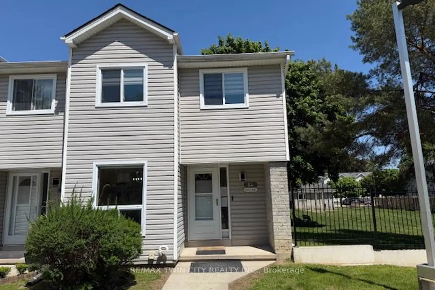 480 Grey Street 54 photo 2