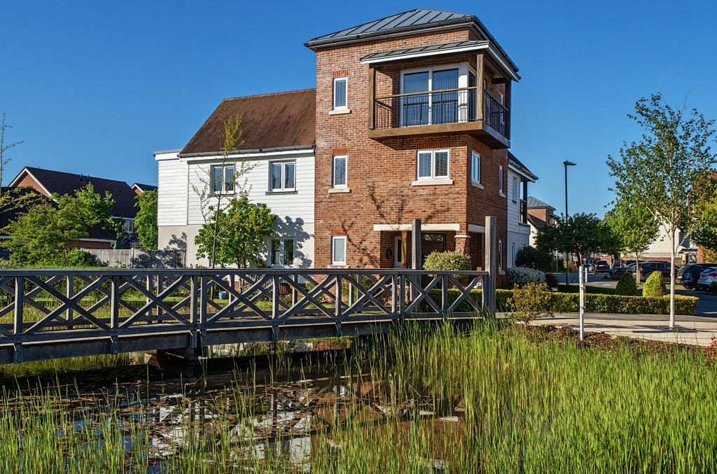 5 bed detached house for saleWillowbourne, Fleet, Hampshire GU51